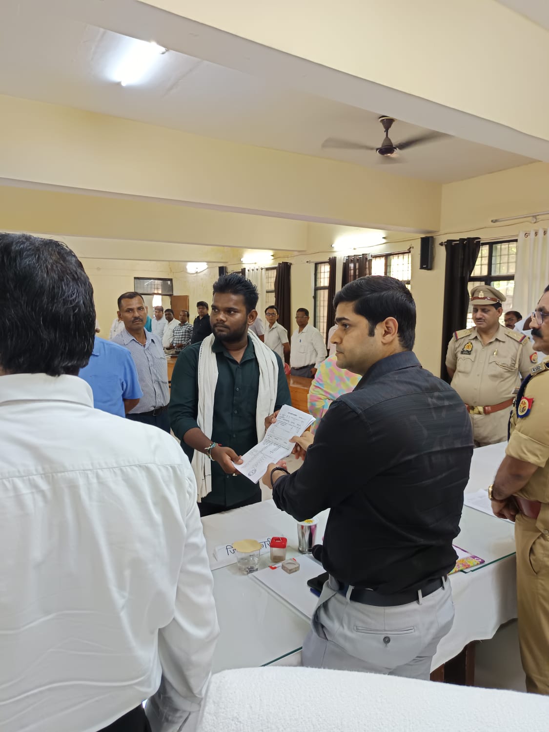 Mau News-जिलाधिकारी की अध्यक्षता में घोसी में संपूर्ण समाधान दिवस आयोजित, 124 में से 10 शिकायतों का मौके पर निस्तारण