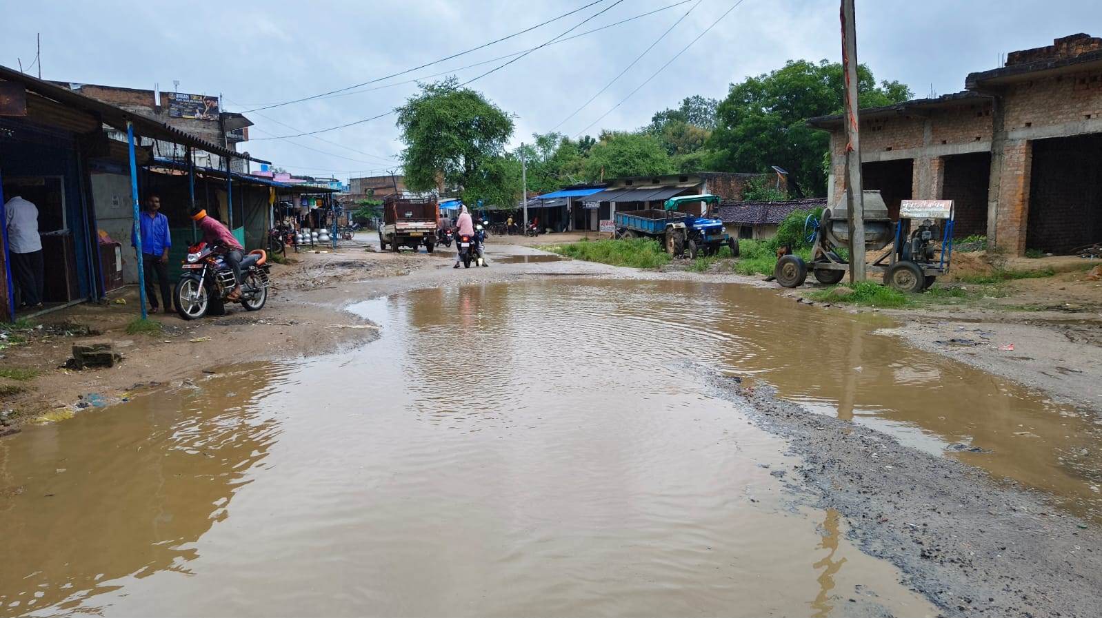 Sonbhadra News-नाली न होने से जलभराव, प्रधानमंत्री सड़क गड्ढों में तब्दील, राहगीर परेशान