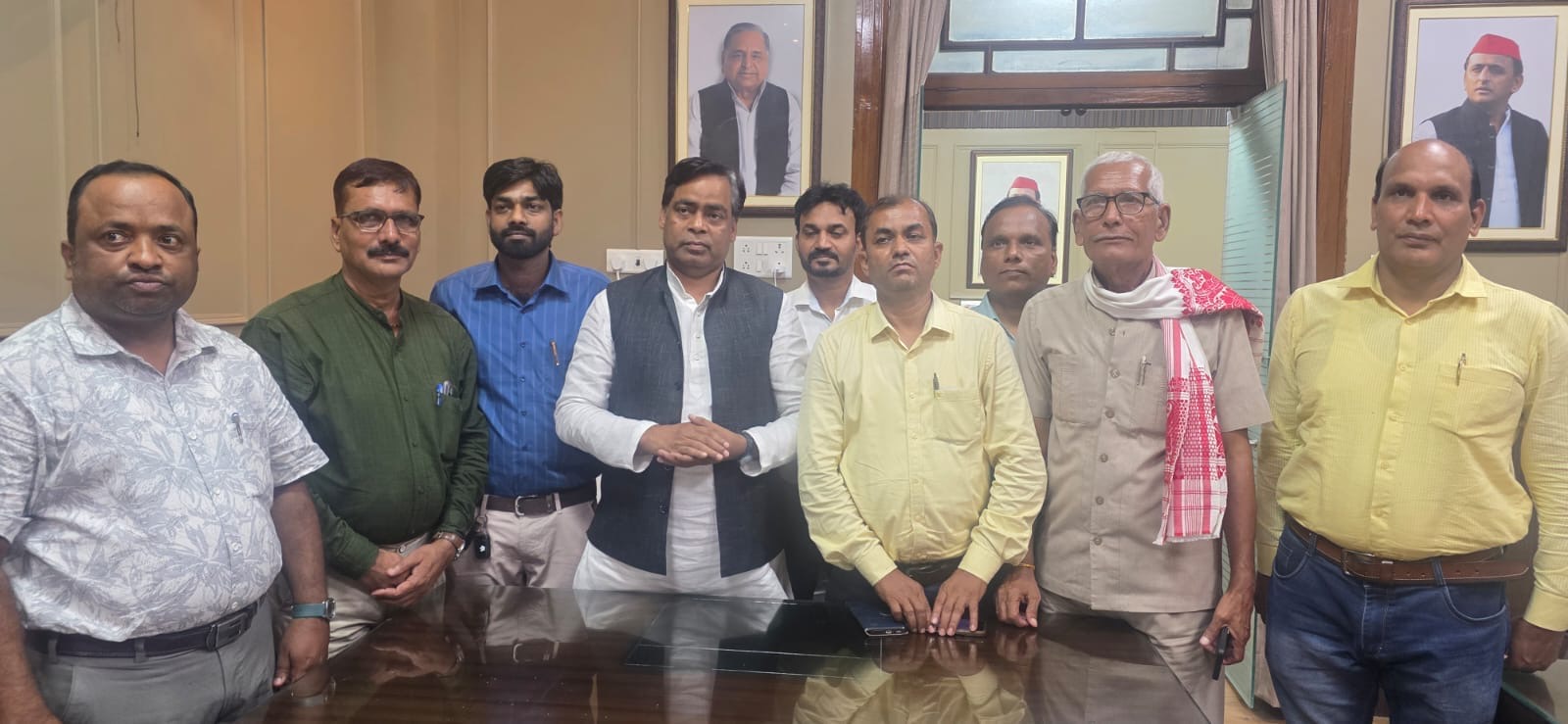Pratapgarh News: चिकित्सकों के साथ विधानसभा पहुंचे विधायक डॉ. आरके वर्मा, पुराने साथियों से मुलाकात ने बढ़ाई आत्मीयता