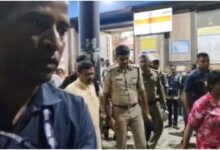 कोलकाता दुर्गा पूजा हादसा, कोलकाता चोरबागान भगदड़, दुर्गा पूजा पंडाल हादसा, शुभेंदु अधिकारी अस्पताल पहुंचे, ममता बनर्जी ने जताया दुख, कोलकाता भगदड़ में 17 की मौत, शारदा पार्क पूजा पंडाल, Kolkata Durga Puja Accident, Chorb​​agan Stampede, West Bengal News, Shubhendu Adhikari, Mamata Banerjee, Durga Puja 2026