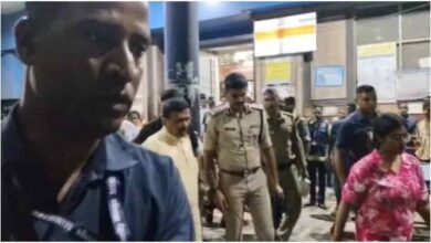 कोलकाता दुर्गा पूजा हादसा, कोलकाता चोरबागान भगदड़, दुर्गा पूजा पंडाल हादसा, शुभेंदु अधिकारी अस्पताल पहुंचे, ममता बनर्जी ने जताया दुख, कोलकाता भगदड़ में 17 की मौत, शारदा पार्क पूजा पंडाल, Kolkata Durga Puja Accident, Chorb​​agan Stampede, West Bengal News, Shubhendu Adhikari, Mamata Banerjee, Durga Puja 2026